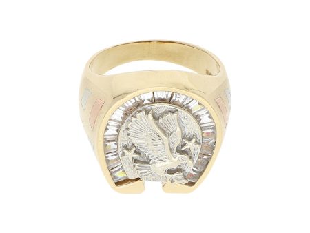 Anillo tipo sello motivo herradura, aguila y sintéticos en oro dos tonos 14 kilates. Sale