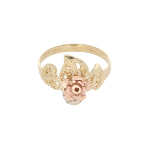 Anillo calado motivo rosa en oro tres tonos 14 kilates. Online Sale